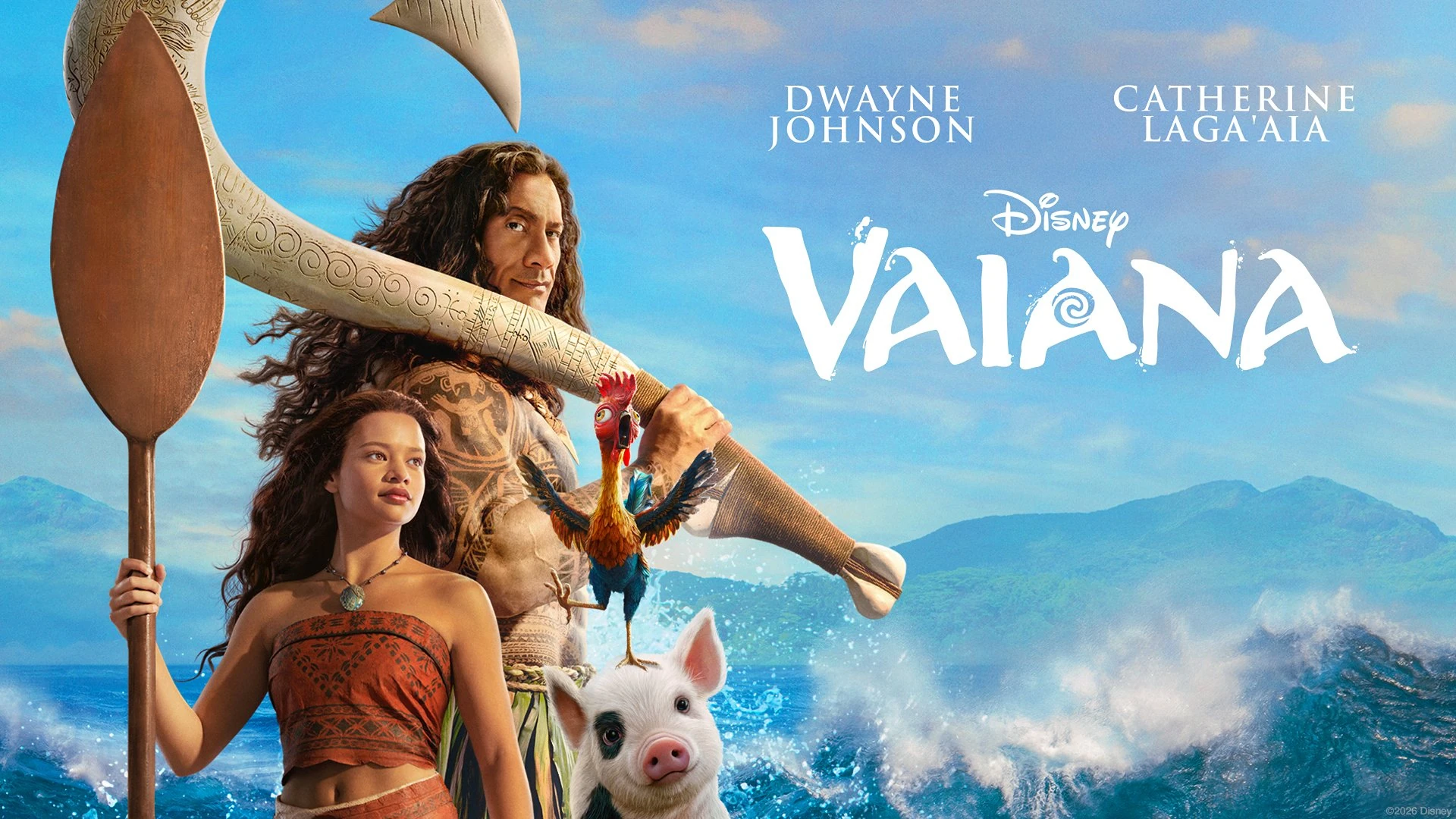 Arte español de Vaiana en acción real: Vaiana con un remo y Maui con su anzuelo gigante sobre un fondo de mar y montañas, con un gallo y un cerdito, y el título con el logotipo de Disney a la derecha
