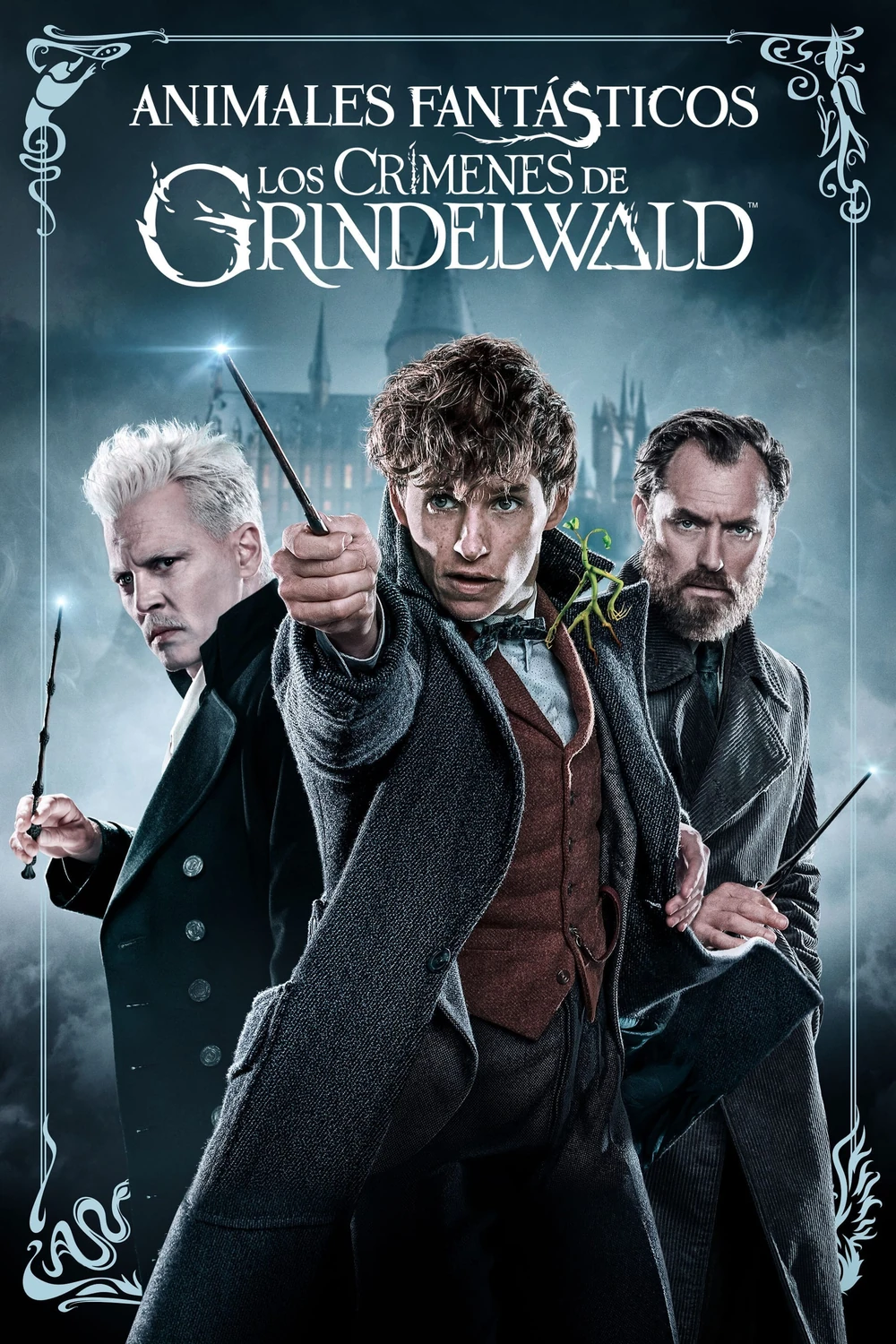 Cartel español de Animales fantásticos: Los crímenes de Grindelwald: Newt Scamander apunta con la varita al frente, flanqueado por Grindelwald, de pelo blanco, y Dumbledore, con barba, ante un castillo en penumbra, dentro de un marco ornamental con el título en castellano