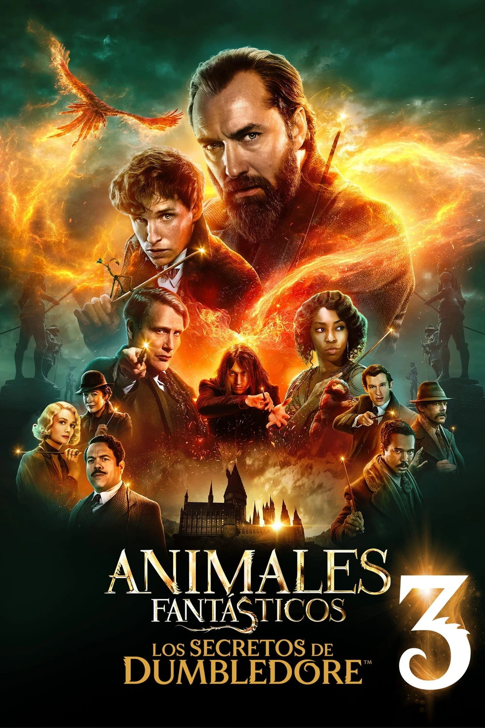 Cartel español de Animales fantásticos: Los secretos de Dumbledore: Dumbledore y Newt Scamander encabezan un grupo numeroso de personajes rodeados de llamas anaranjadas y un ave de fuego, con un castillo al fondo y el título en castellano con un gran 3