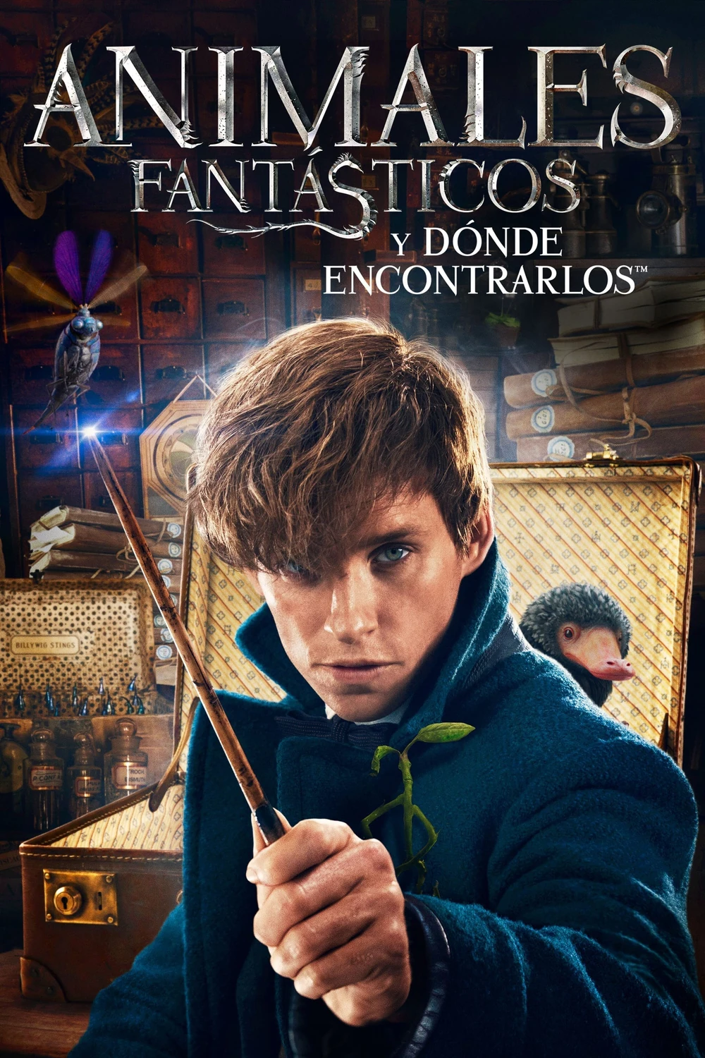 Cartel español de Animales fantásticos y dónde encontrarlos: Eddie Redmayne como Newt Scamander, con abrigo azul, apunta con la varita junto a una maleta abierta y una pequeña criatura negra de hocico largo, bajo el título en castellano