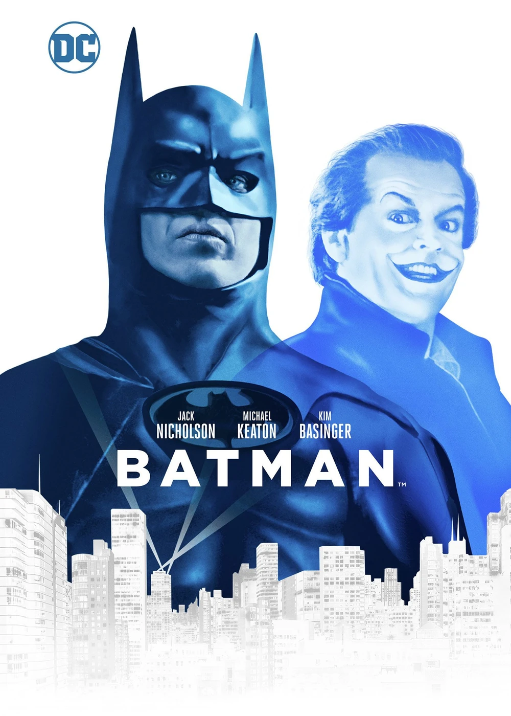 Cartel de Batman: Michael Keaton con la máscara de Batman y Jack Nicholson caracterizado como el Joker, sonriente, teñidos de azul sobre una silueta de rascacielos blancos y bajo el título