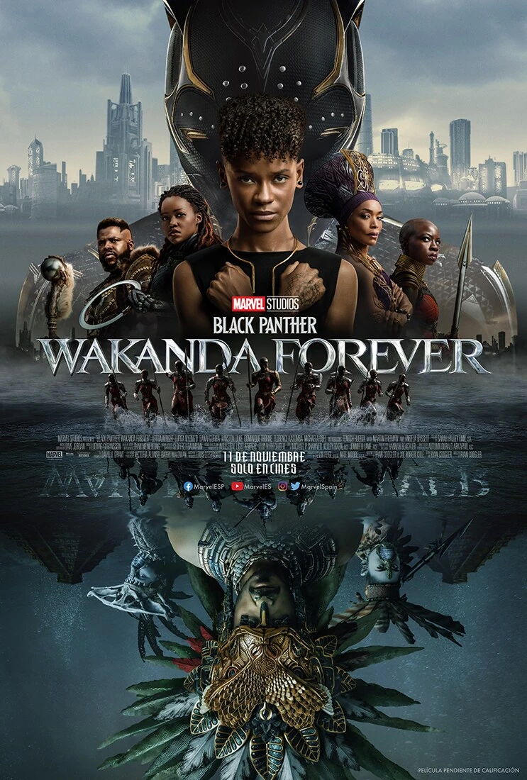 Cartel español de Black Panther: Wakanda Forever: Shuri en el centro, con el casco de Black Panther detrás, rodeada de Okoye, Nakia, Ramonda y M'Baku ante los rascacielos de Wakanda; debajo, un ejército sale del agua y, reflejado bajo el título, un rostro con tocado de plumas