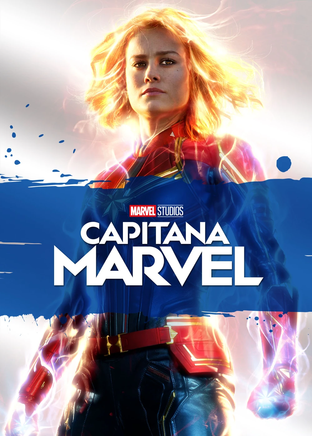 Cartel español de Capitana Marvel: Brie Larson con el traje rojo y azul y los puños envueltos en energía, con el título en una franja azul
