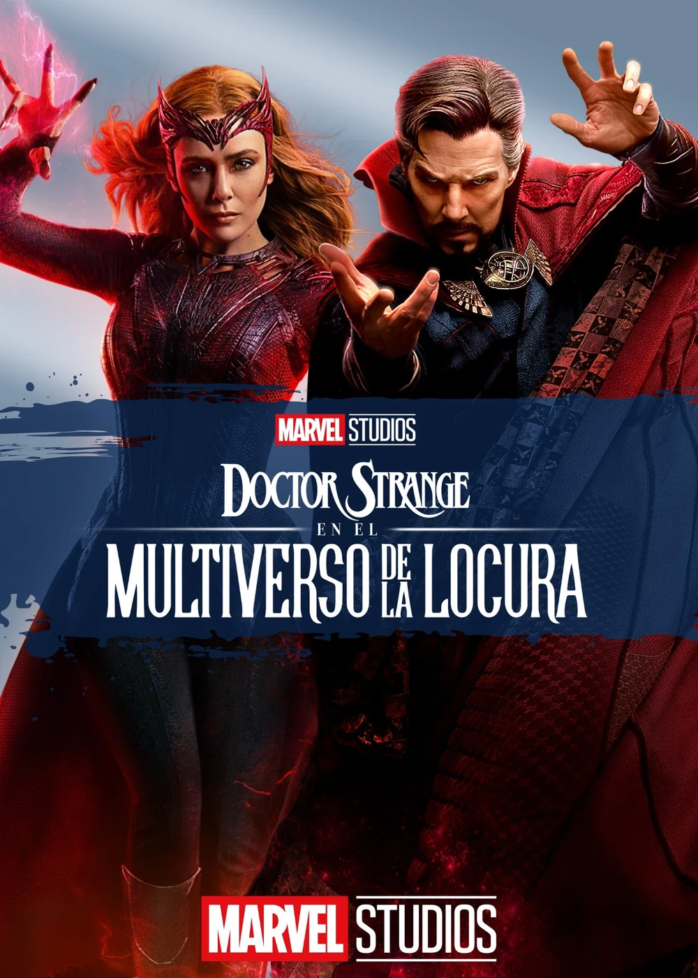 Cartel español de Doctor Strange en el multiverso de la locura: Elizabeth Olsen y Benedict Cumberbatch con las manos extendidas entre destellos rojos, sobre una franja azul con el título