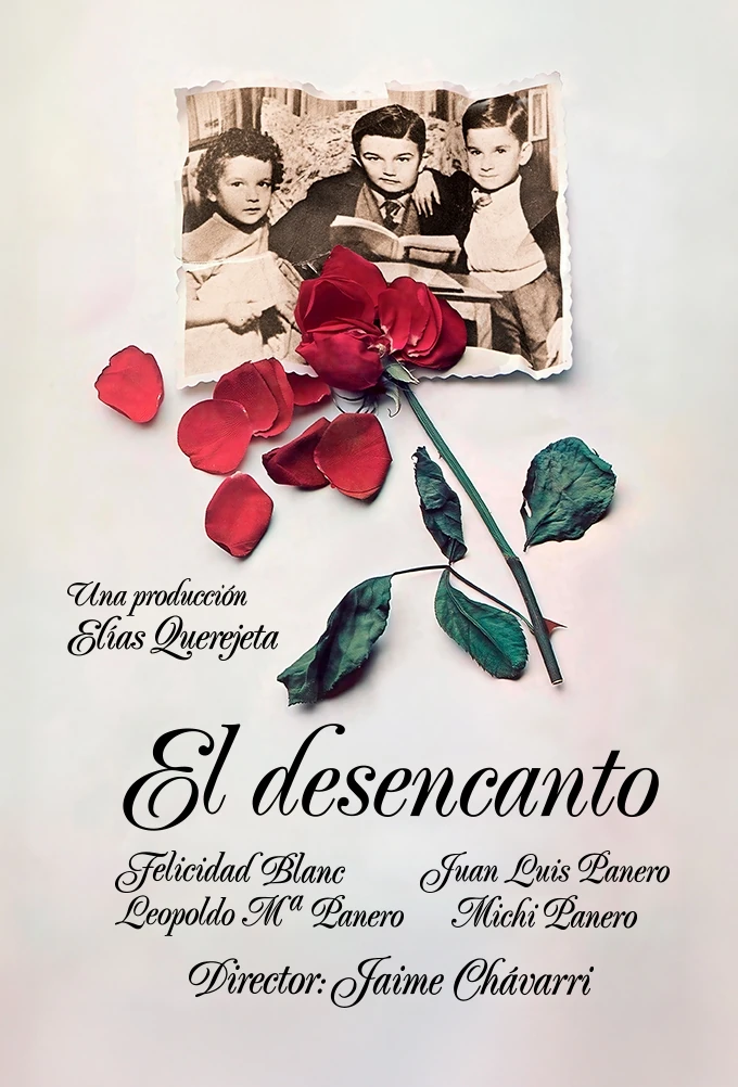 Cartel de El desencanto: una fotografía antigua de tres niños rota por los bordes, con una rosa roja deshojada encima y los nombres de la familia Panero en letra caligráfica