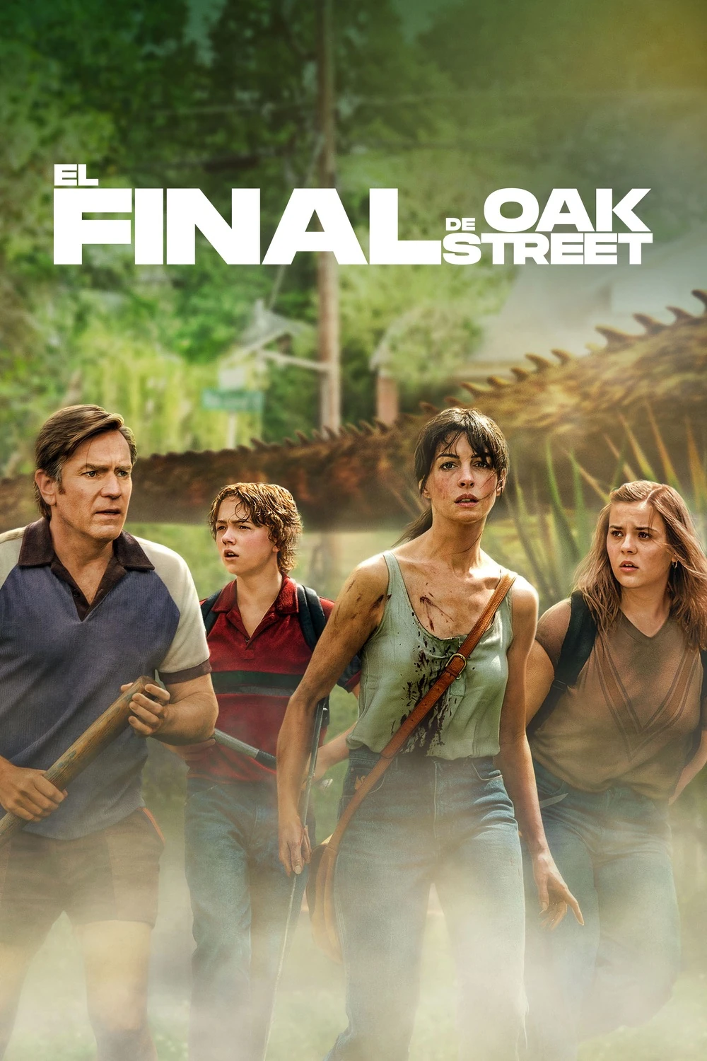 Cartel español de El final de Oak Street: Ewan McGregor con un bate, Christian Convery, Anne Hathaway con la camiseta manchada y Maisy Stella avanzan entre la bruma por una calle arbolada, con el lomo dentado de una criatura a su espalda