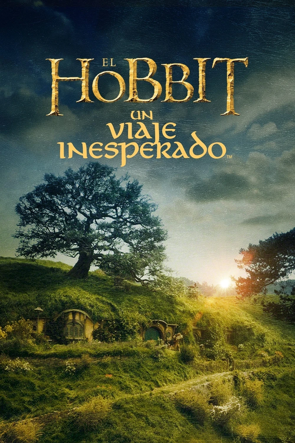Cartel en español de El Hobbit: Un viaje inesperado: un gran árbol sobre una colina verde con una puerta redonda de hobbit, al atardecer