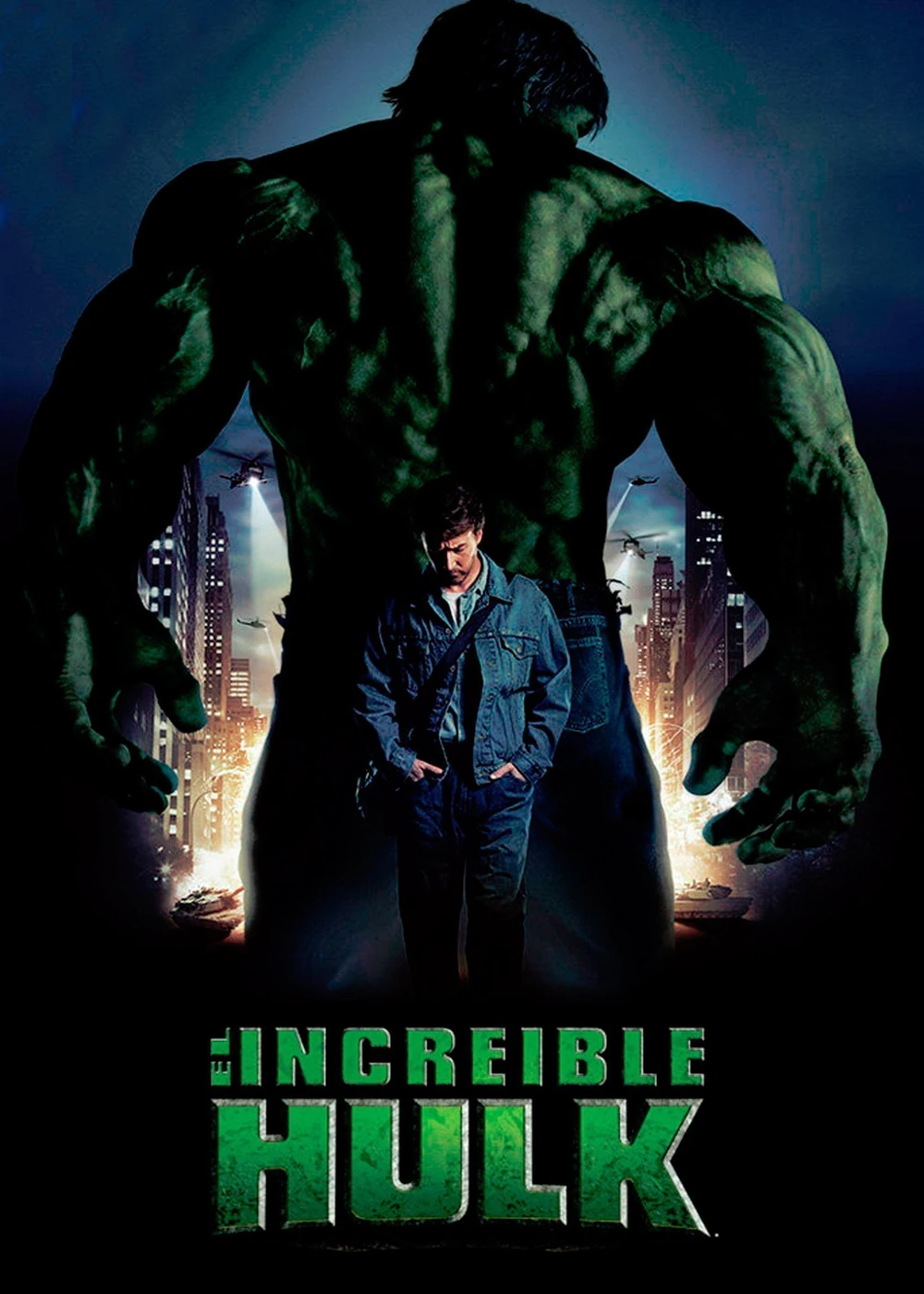 Cartel español de El increíble Hulk: la enorme espalda verde de Hulk se alza sobre Bruce Banner, que camina de noche entre rascacielos, con el título en letras verdes