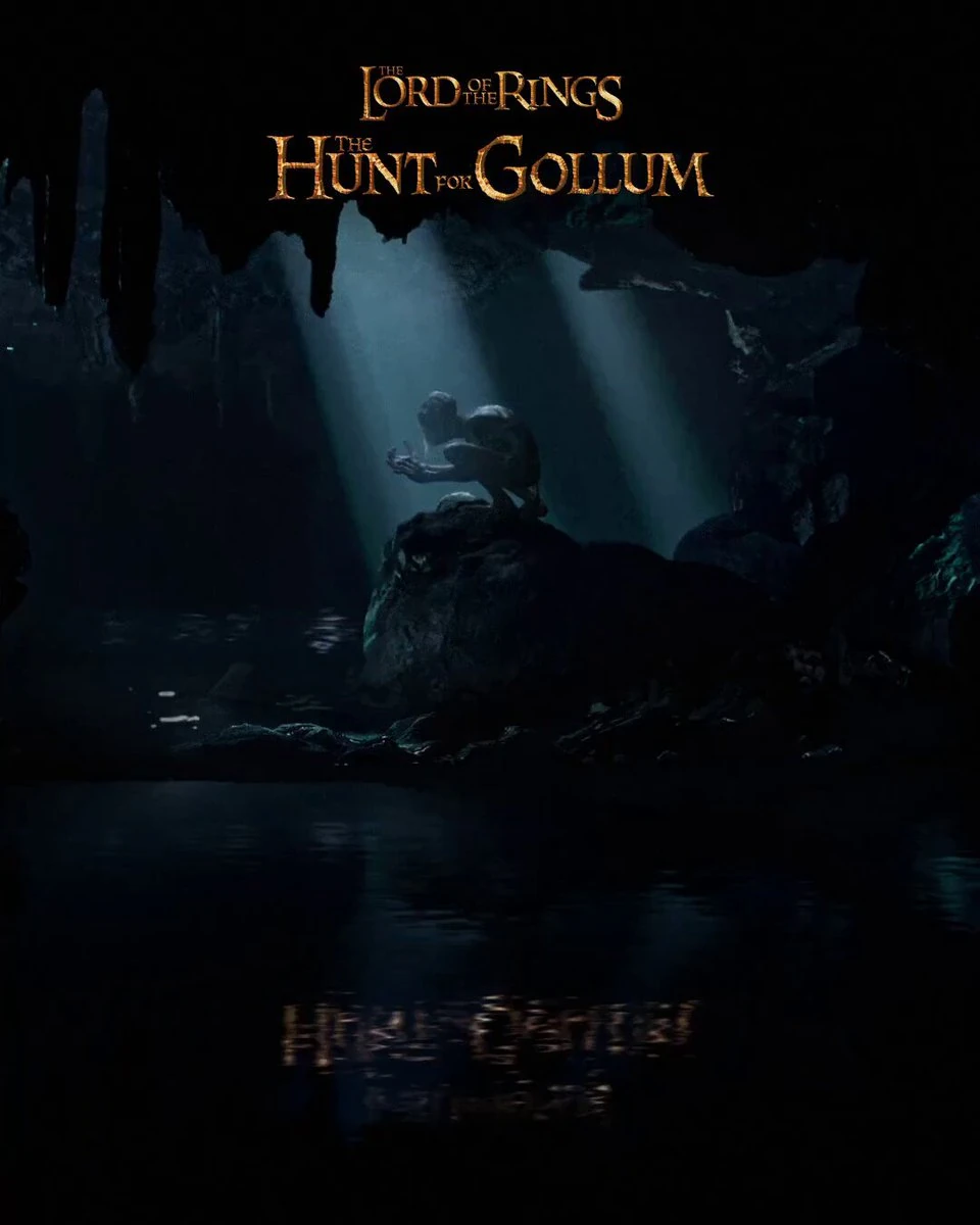 Cartel de The Lord of the Rings: The Hunt for Gollum: Gollum agazapado sobre una roca en una cueva oscura, bajo haces de luz, con el logotipo dorado arriba