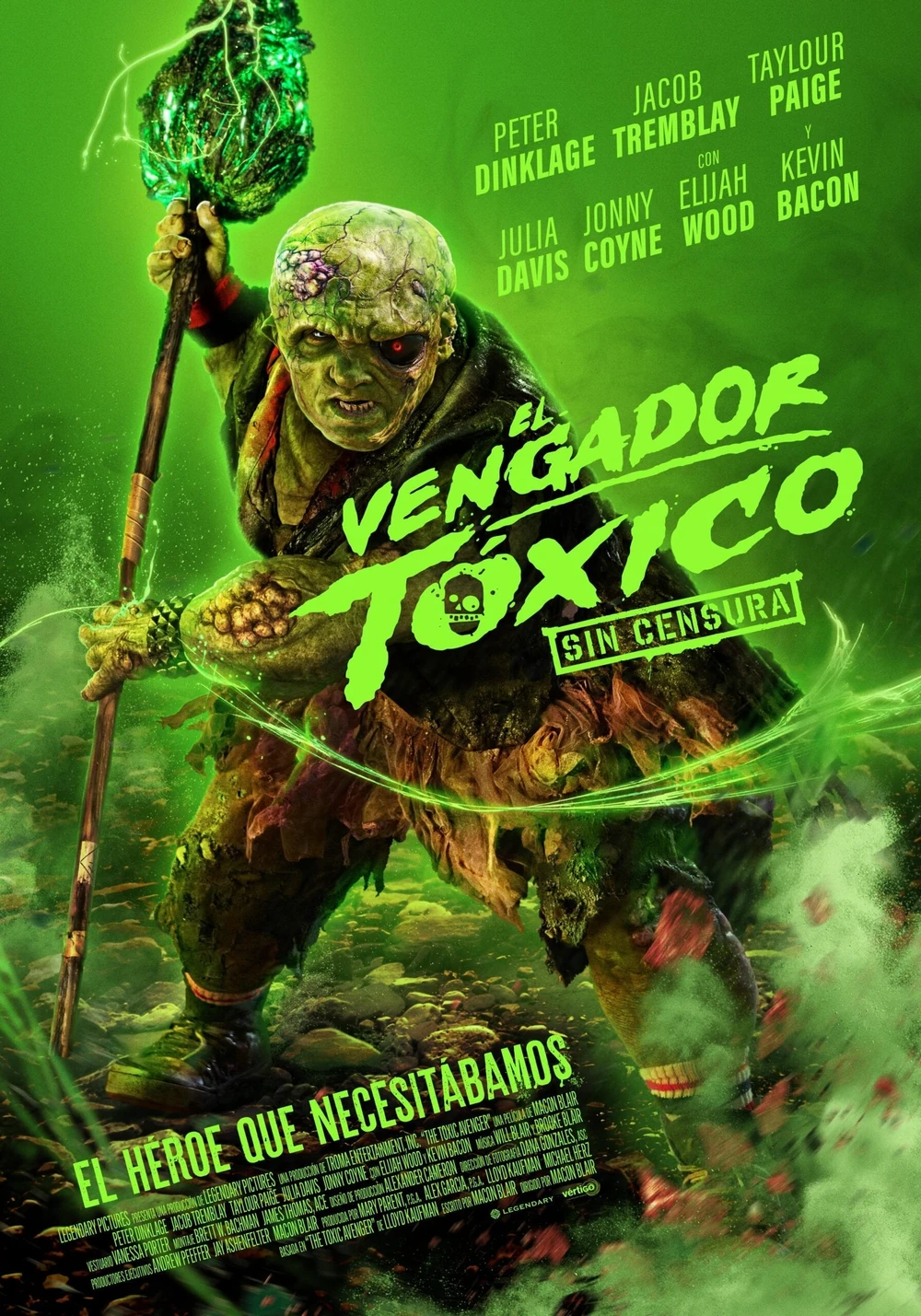 Cartel español de El vengador tóxico: Toxie, un mutante de piel verde con un tutú y una fregona al hombro, agachado entre humo verde bajo el título y el lema «Sin censura»