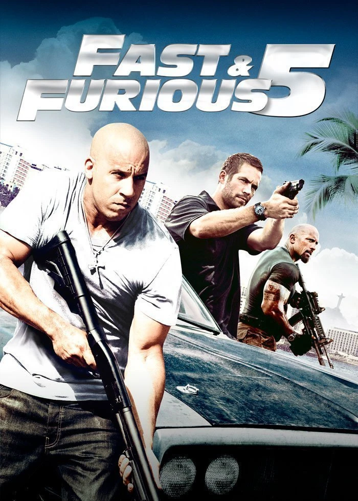 Cartel español de Fast & Furious 5: Vin Diesel con una escopeta, Paul Walker apuntando con una pistola y Dwayne Johnson con un fusil, junto a un coche y bajo el título