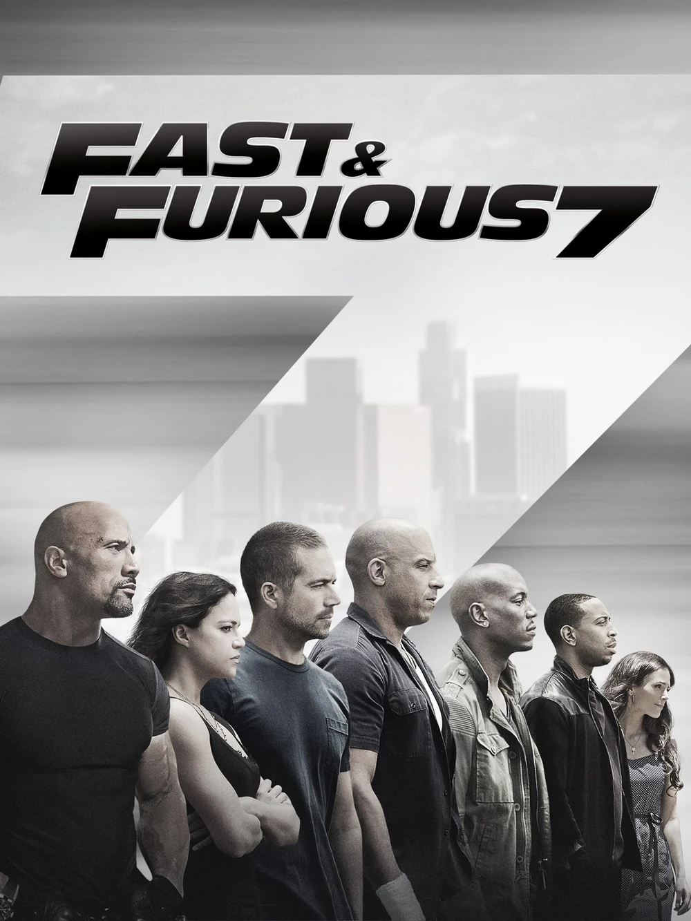 Cartel de Fast & Furious 7: Dwayne Johnson, Michelle Rodriguez, Paul Walker, Vin Diesel, Tyrese Gibson, Ludacris y Jordana Brewster en fila, de perfil, bajo el título y ante los rascacielos de Los Ángeles