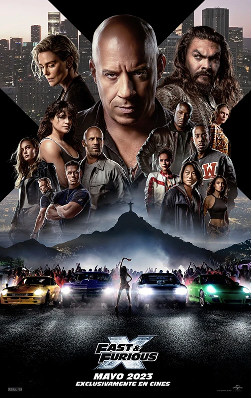 Cartel español de Fast & Furious X: Vin Diesel y Jason Momoa arriba, con el resto del reparto repartido en una gran X sobre una ciudad de noche, y cuatro coches en fila ante una multitud