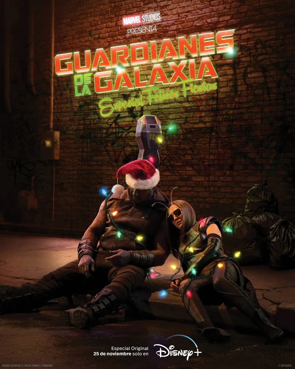 Cartel español del especial: Drax, con gorro de Papá Noel, y Mantis sentados en el suelo de un callejón y enredados en luces de Navidad, bajo el título en letras de neón