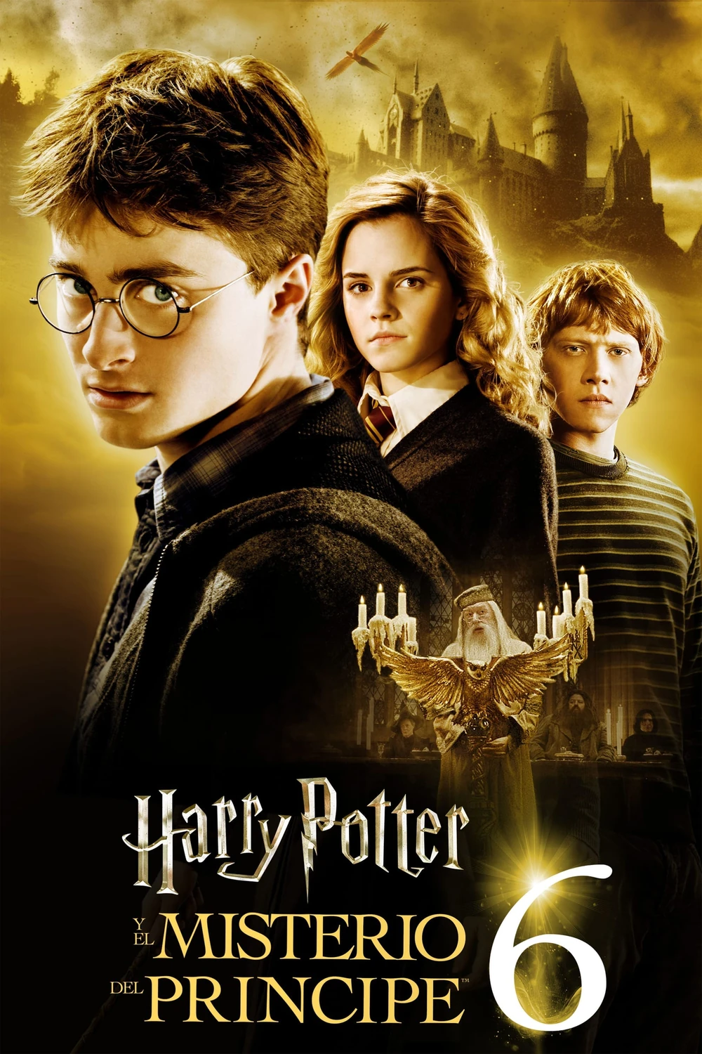 Cartel español de Harry Potter y el misterio del príncipe: Harry, Hermione y Ron sobre un fondo dorado con el castillo, un candelabro y un gran «6» junto al título