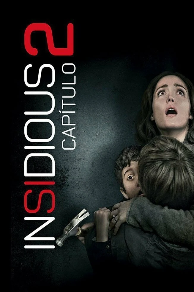 Cartel español de Insidious: Capítulo 2: una mujer mira hacia arriba con la boca abierta mientras abraza a dos niños y, en primer plano, una mano sostiene un martillo; el título va en vertical