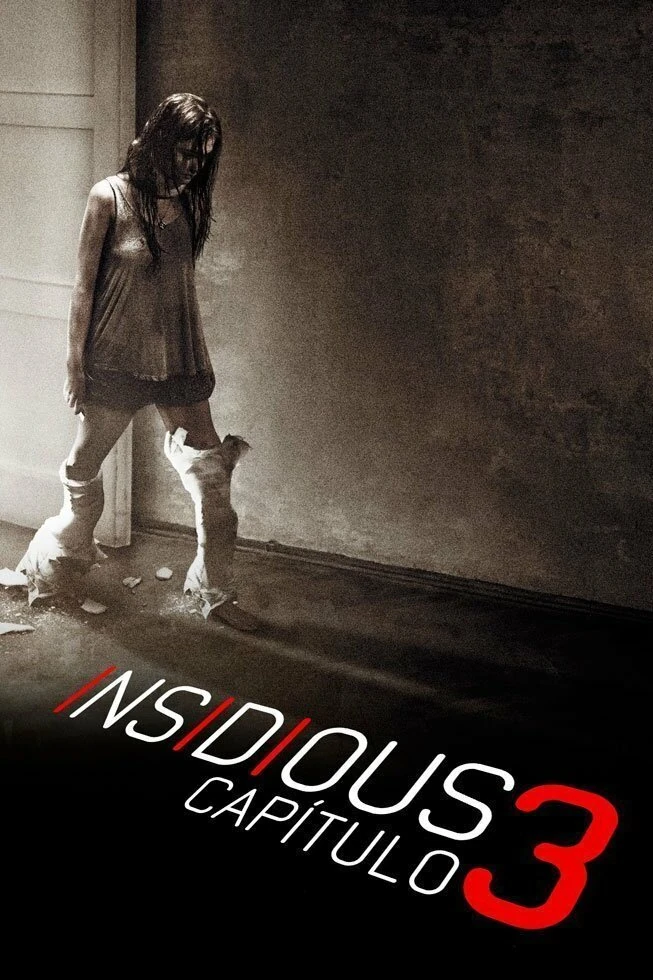 Cartel español de Insidious: Capítulo 3: una chica con las dos piernas escayoladas, de pie junto a una puerta en una habitación vacía y en penumbra