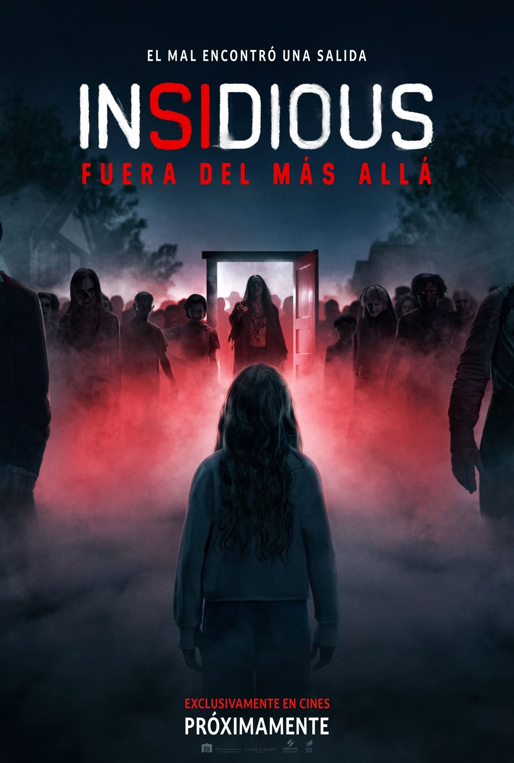 Cartel español de Insidious: Fuera del más allá: una niña de espaldas ante una puerta abierta y luminosa, rodeada de figuras oscuras en una niebla roja, con el lema «El mal encontró una salida»