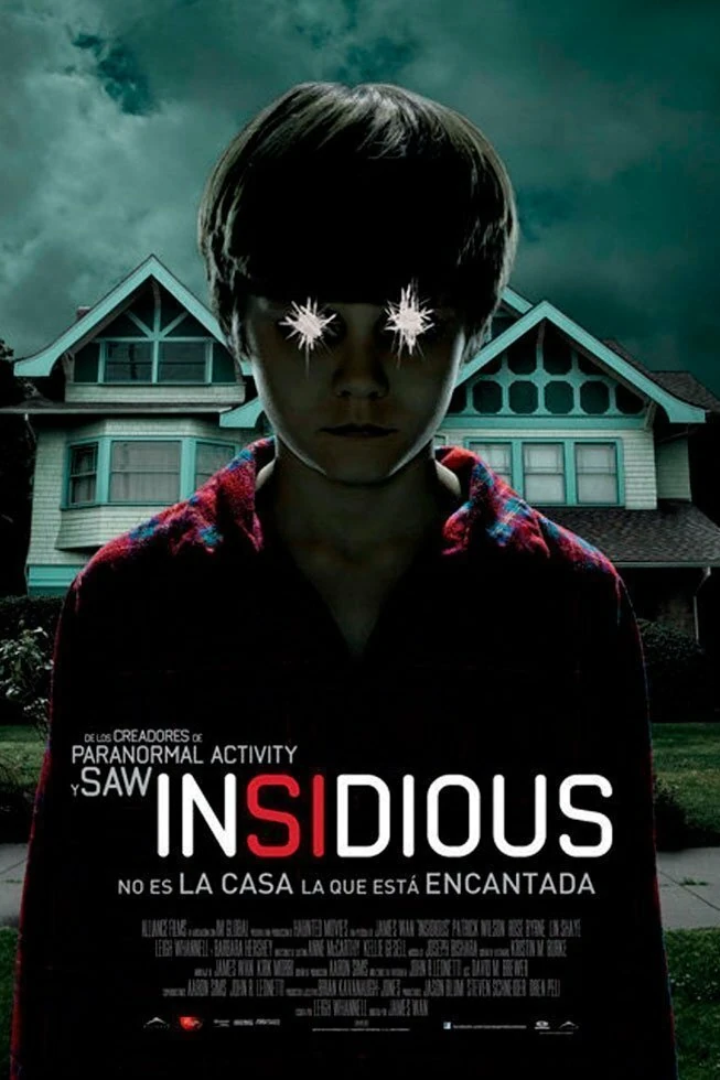 Cartel español de Insidious: un niño con los ojos convertidos en dos destellos blancos, ante una casa de madera bajo un cielo de tormenta, y la frase «No es la casa la que está encantada»