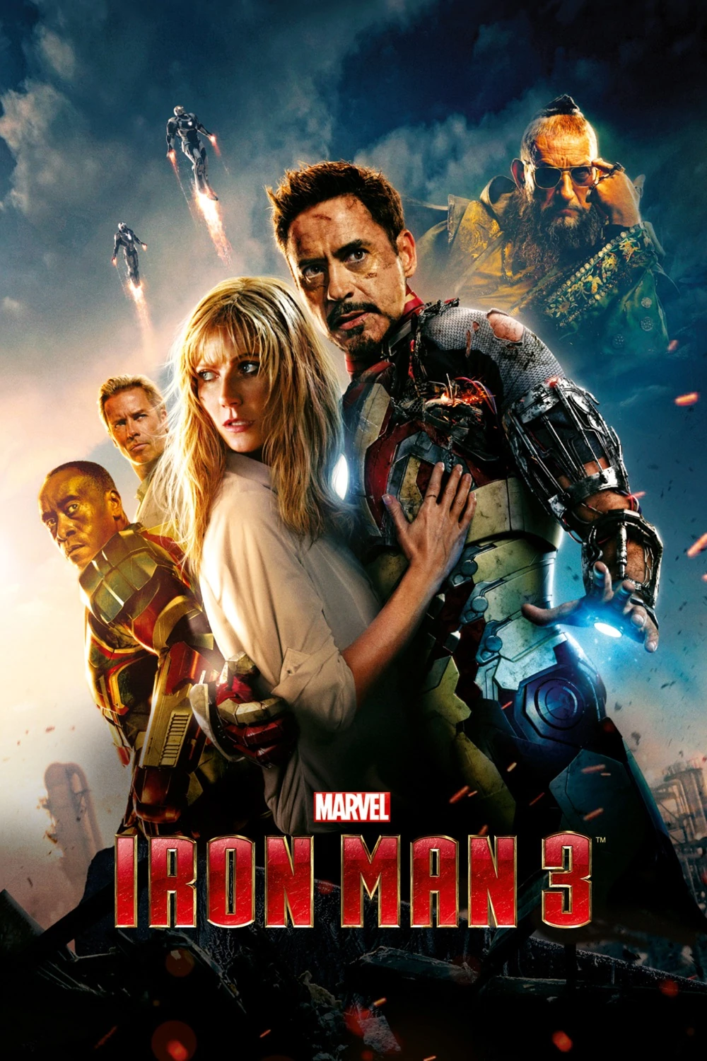 Cartel de Iron Man 3: Robert Downey Jr., con la armadura de Iron Man dañada, abraza a Gwyneth Paltrow; detrás, Don Cheadle, Guy Pearce, un hombre barbudo con coleta y dos armaduras volando entre nubes; abajo, el título en letras rojas