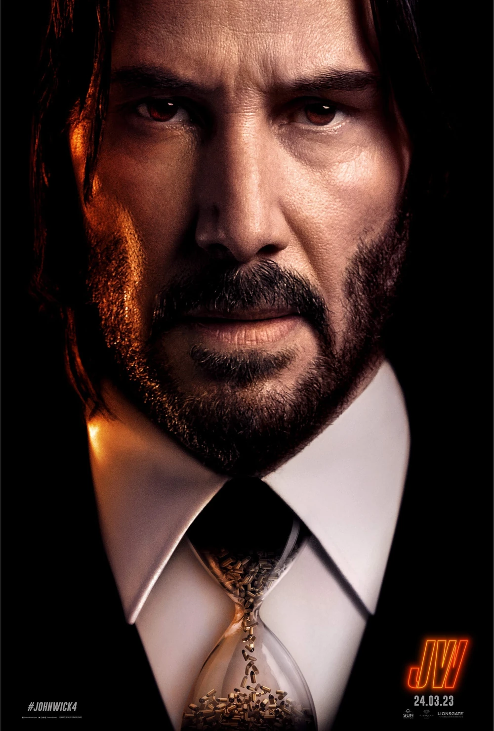 Cartel español de John Wick 4: primer plano de Keanu Reeves, con barba y el pelo largo, de traje y corbata con un reloj de arena como alfiler; abajo, las siglas JW y la fecha 24.03.23