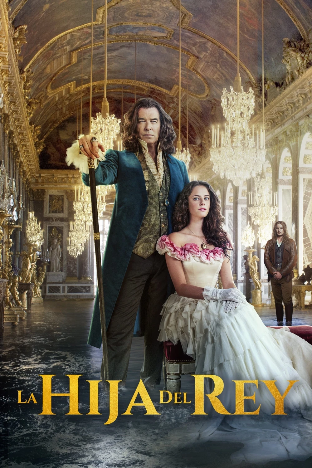 Cartel español de La hija del rey: Pierce Brosnan, como Luis XIV, de pie con un bastón junto a Kaya Scodelario, sentada con un vestido blanco, en la Galería de los Espejos de Versalles con el suelo inundado