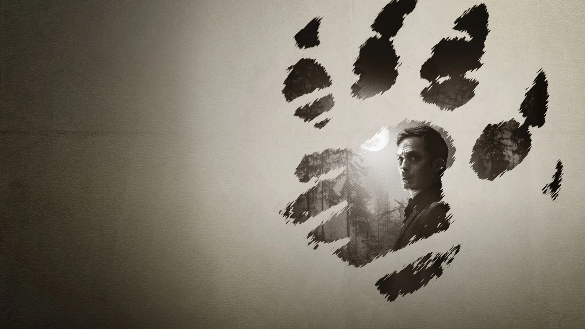 Huella de una garra negra sobre fondo gris claro; dentro de la huella, en blanco y negro, Gael García Bernal junto a un bosque y una luna