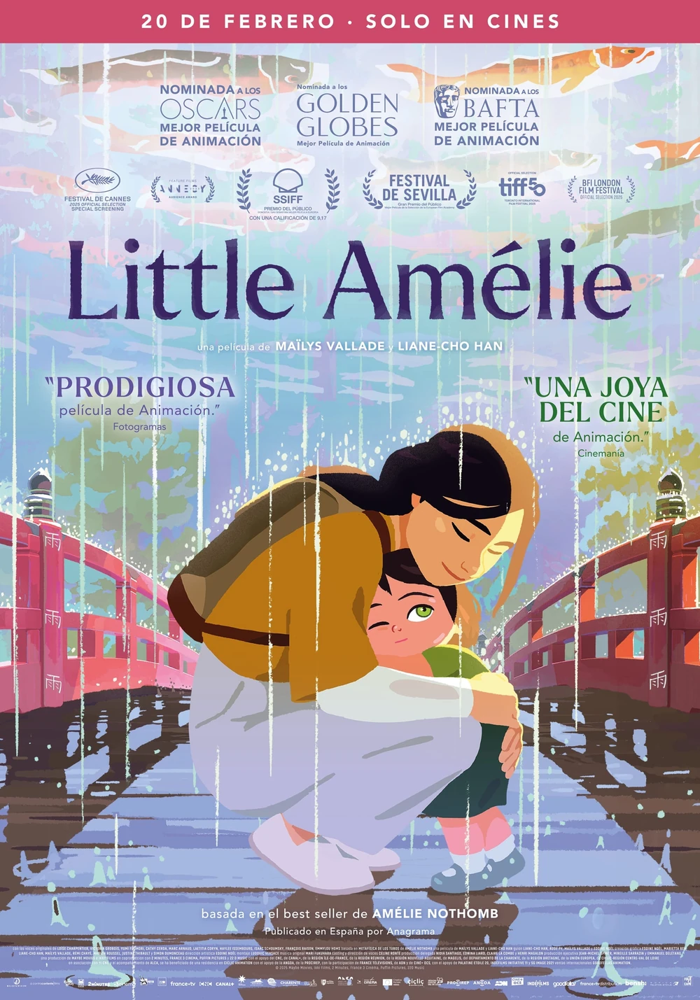 Cartel español de Little Amélie: una mujer joven, agachada bajo la lluvia sobre un puente rojo, abraza a una niña pequeña, con carpas dibujadas en el cielo