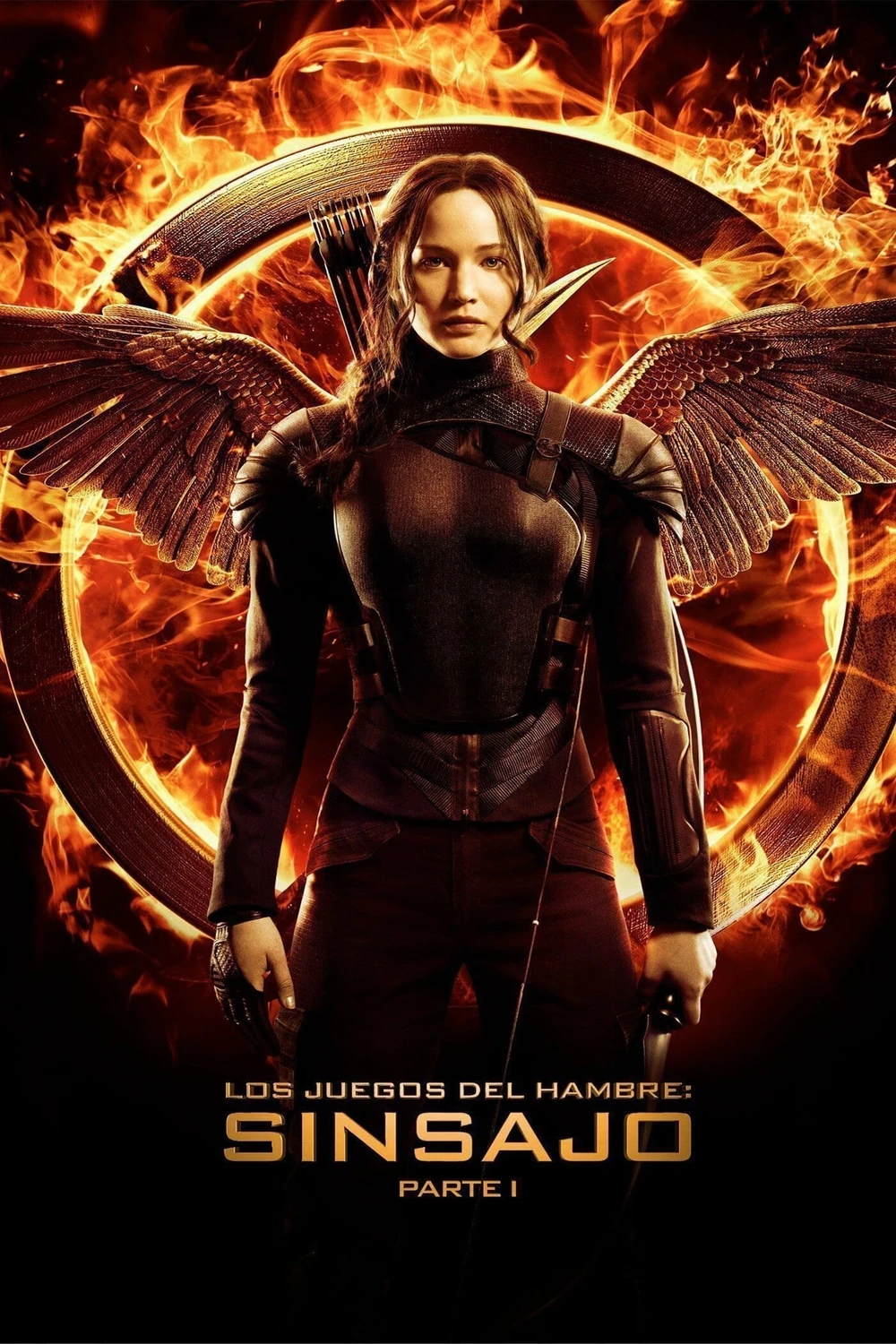 Cartel español de Los juegos del hambre: Sinsajo, Parte I: Katniss Everdeen, de negro y con alas extendidas a su espalda, ante un anillo de fuego