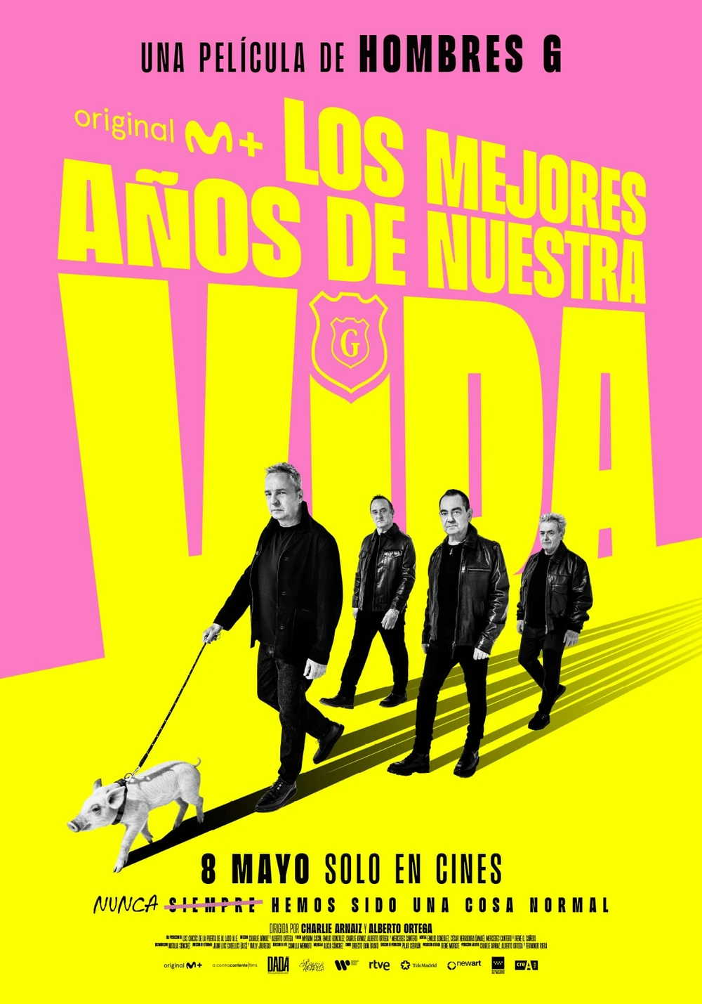 Cartel español de Los mejores años de nuestra vida: los cuatro miembros de Hombres G, vestidos de negro, caminan en fila en diagonal sobre un fondo rosa y amarillo; el primero lleva a un cerdito con correa