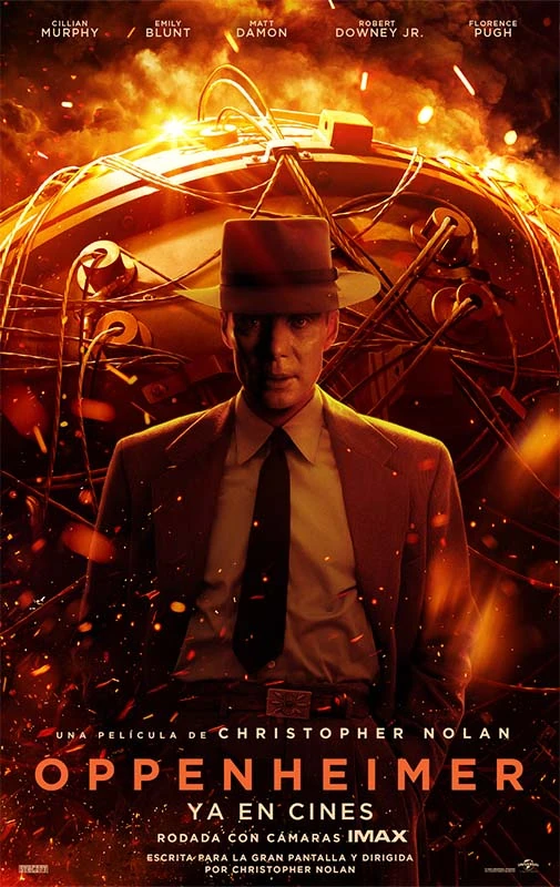 Cartel español de Oppenheimer: Cillian Murphy, con sombrero y traje, delante de un artefacto esférico lleno de cables y envuelto en llamas