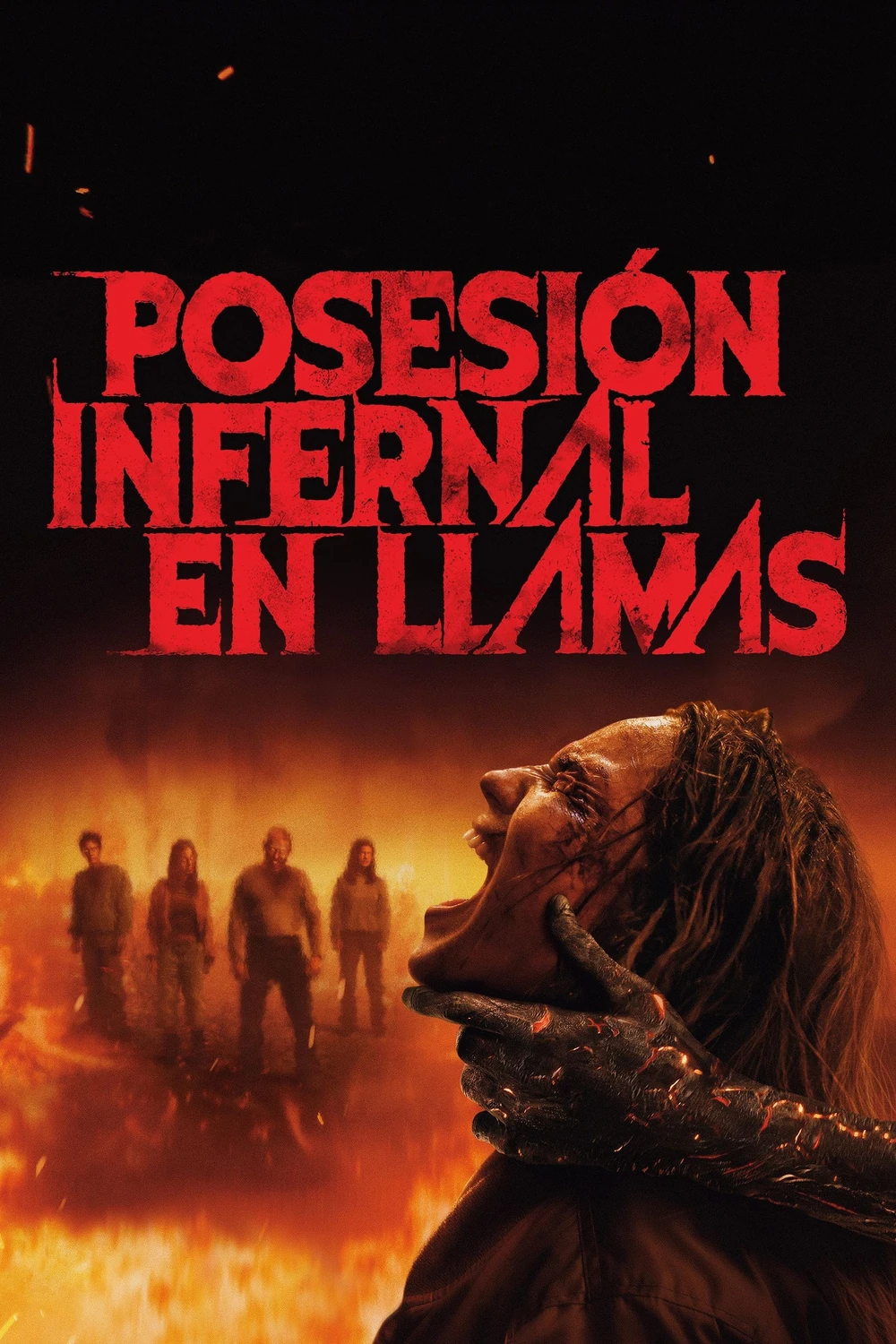 Cartel español de Posesión infernal: En llamas: una mano ennegrecida agarra por la barbilla a una mujer que grita, con un grupo de siluetas ante un fondo de fuego y el título en letras rojas arriba