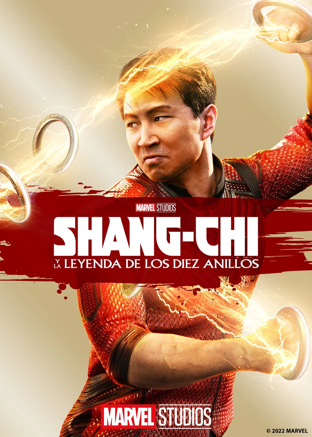 Cartel español de Shang-Chi y la leyenda de los Diez Anillos: Simu Liu en posición de combate, con anillos de luz dorada alrededor de los brazos, sobre una franja roja con el título