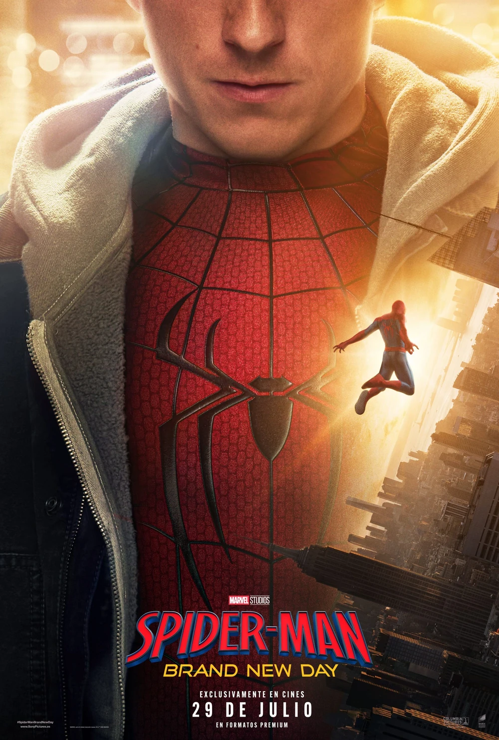 Cartel español de Spider-Man: Brand New Day: Peter Parker, con la cara cortada por el borde superior, abre una sudadera y deja ver la araña del traje; a la derecha, Spider-Man salta entre rascacielos al atardecer; debajo, «29 de julio»