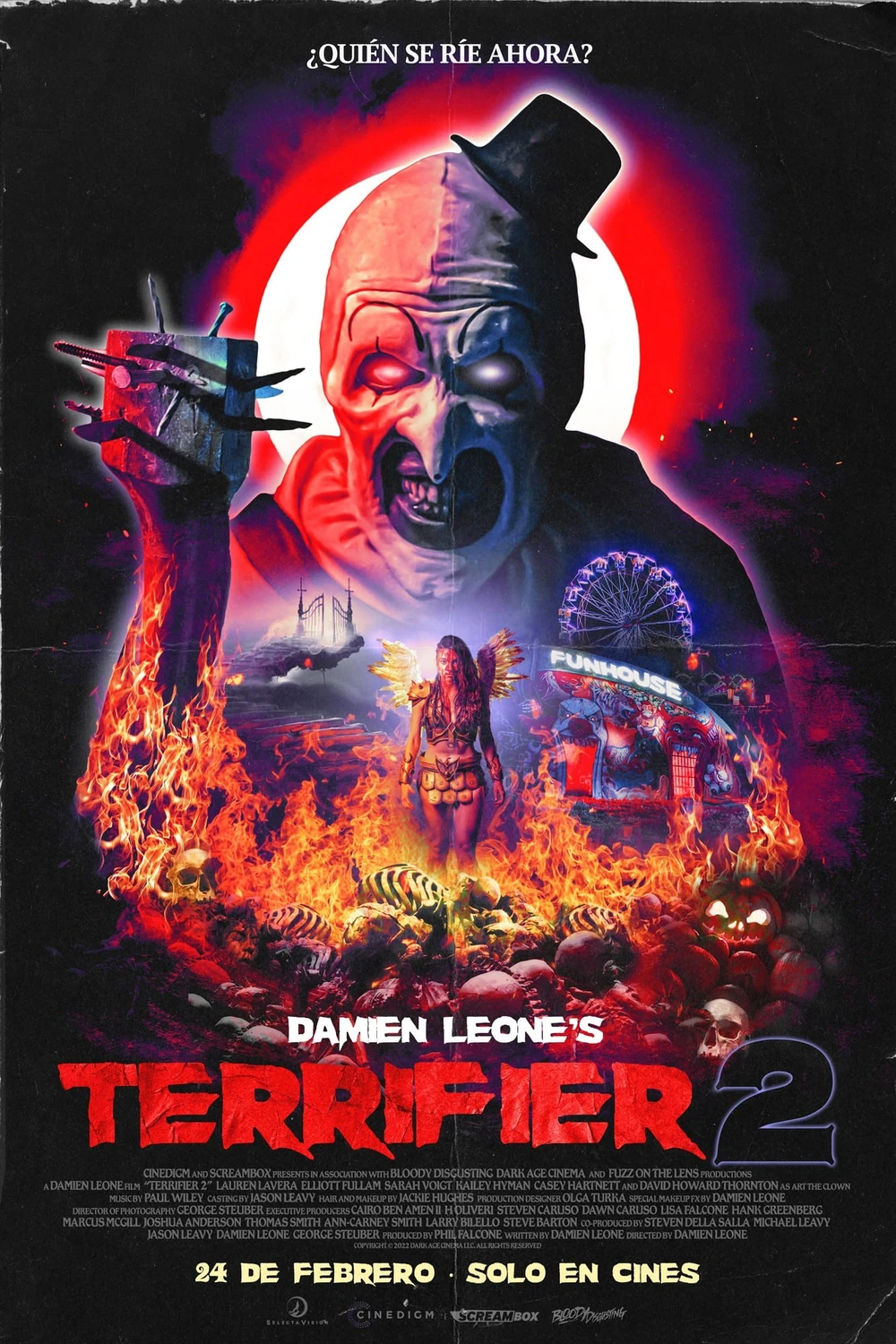 Cartel español de Terrifier 2: el payaso Art sostiene un arma llena de clavos ante un círculo rojo, sobre una feria con noria y llamas, con la fecha «24 de febrero, solo en cines»