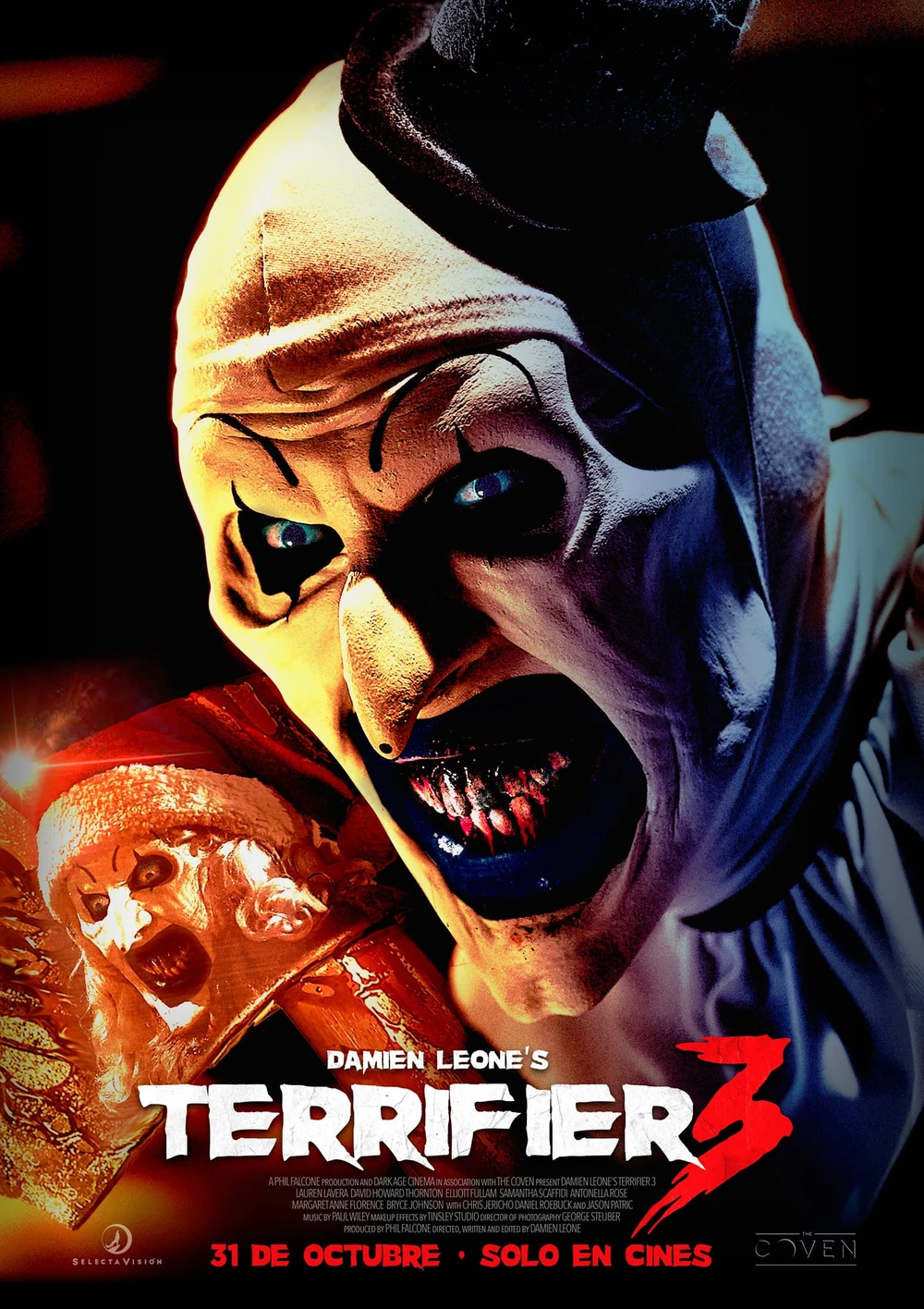 Cartel español de Terrifier 3: el payaso Art grita en primer plano junto a una figura de Papá Noel, con la fecha «31 de octubre, solo en cines»