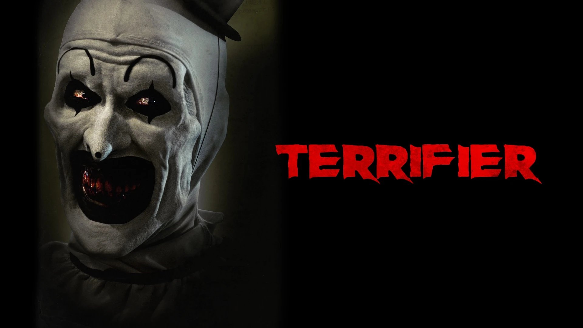 Primer plano del payaso Art, con la cara pintada de blanco, la boca abierta y un pequeño sombrero negro, junto al título Terrifier en letras rojas sobre fondo negro