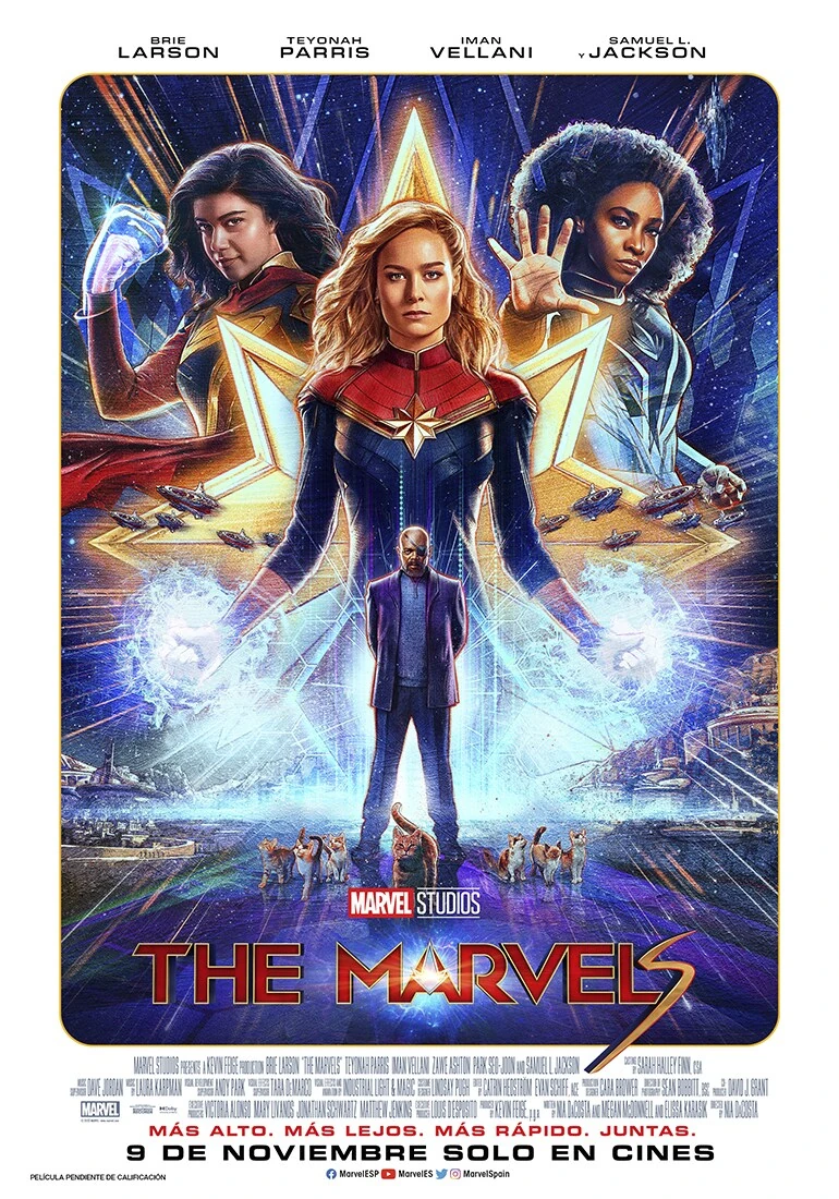 Cartel español de The Marvels: la Capitana Marvel en el centro ante una estrella dorada, con Ms. Marvel y Monica Rambeau a los lados y Nick Fury debajo, entre un grupo de gatos; debajo, «9 de noviembre solo en cines»