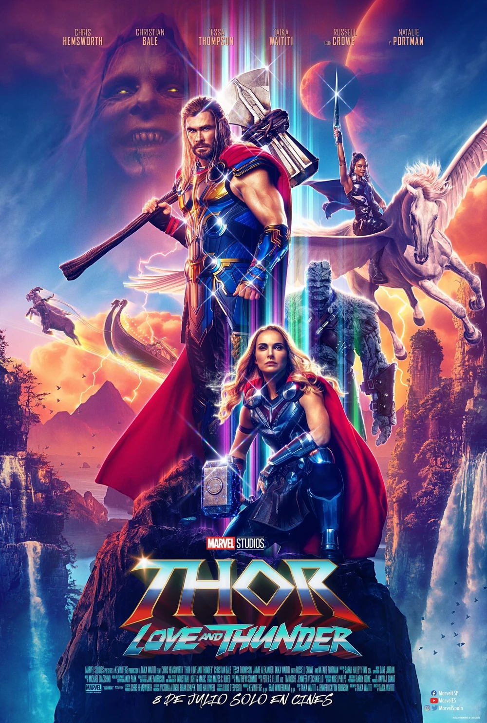 Cartel español de Thor: Love and Thunder: Chris Hemsworth con un hacha y Natalie Portman con un martillo sobre un pico rocoso, ante un cielo de colores con un jinete en un caballo alado; abajo, «8 de julio solo en cines»