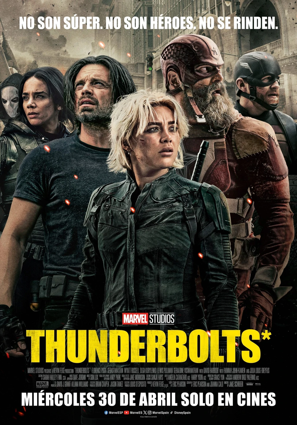 Cartel español de Thunderbolts*: Yelena Belova en primer plano, con Bucky Barnes, Fantasma, Guardián Rojo y John Walker detrás, entre chispas y humo; arriba, «No son súper. No son héroes. No se rinden.»; abajo, «Miércoles 30 de abril solo en cines»