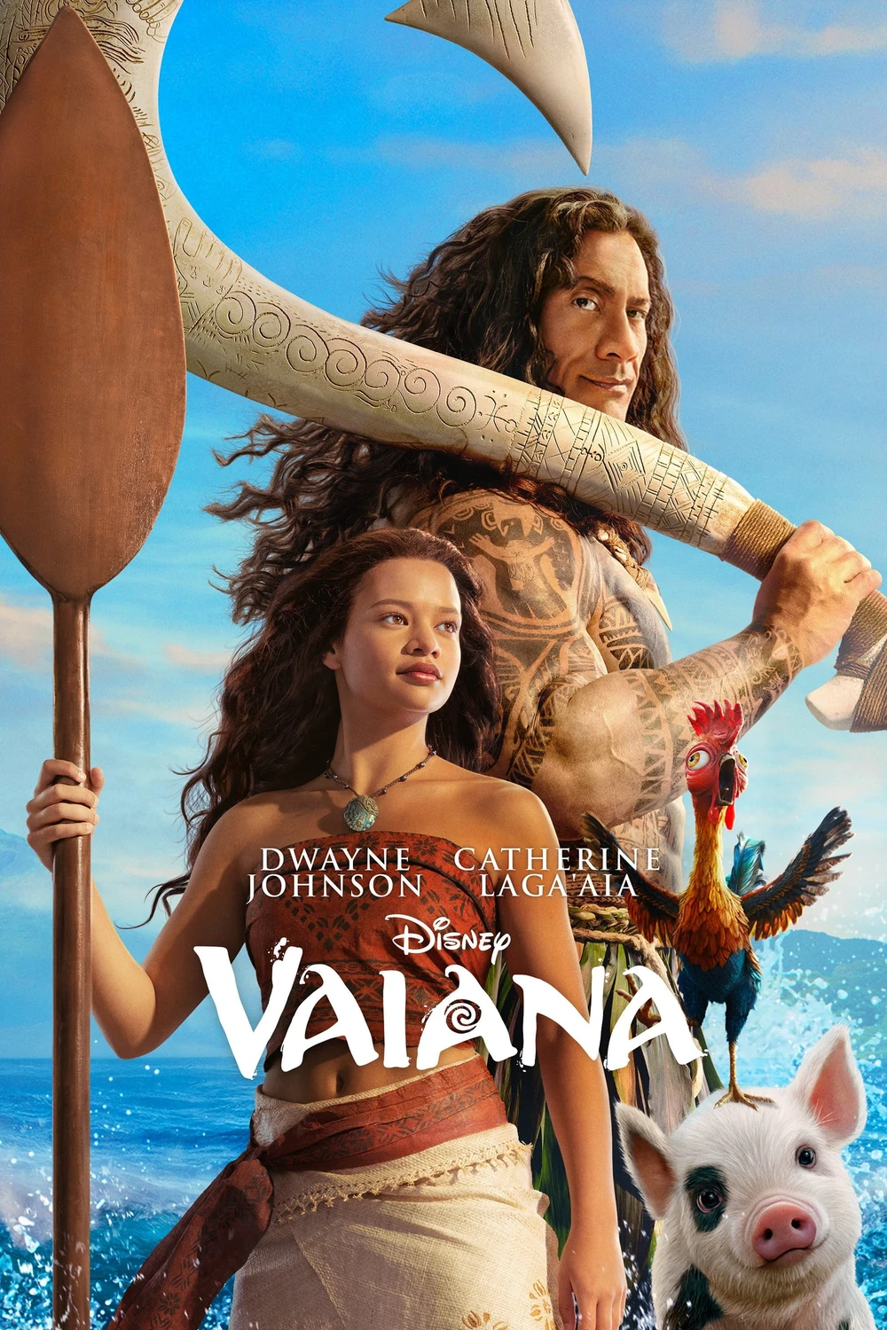 Cartel español de Vaiana en acción real: Vaiana, con un remo en la mano, delante de Maui, que sostiene su anzuelo gigante sobre el hombro, con un gallo y un cerdito a sus pies y el mar detrás