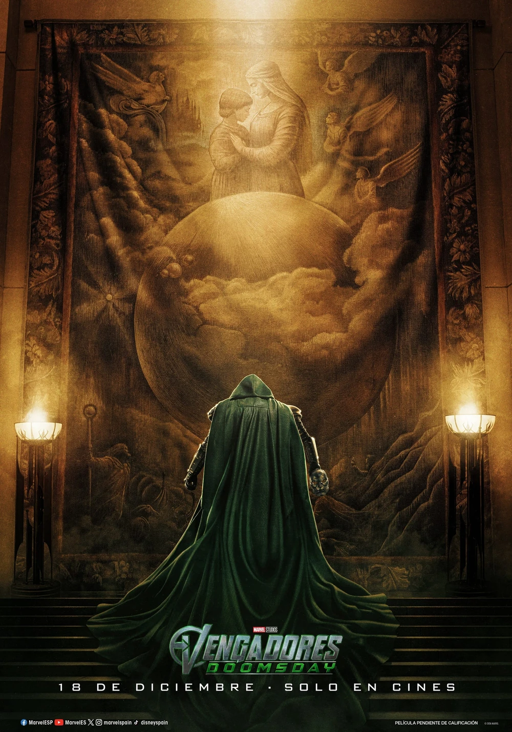 Cartel español de Vengadores: Doomsday: una figura con capa y capucha verdes, de espaldas, sube una escalinata hacia un gran tapiz dorado, entre dos antorchas; debajo, «18 de diciembre, solo en cines»