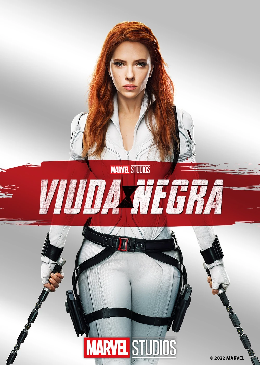 Cartel español de Viuda Negra: Scarlett Johansson, de pie con un traje blanco y un bastón en cada mano, sobre un fondo plateado y una franja roja con el título