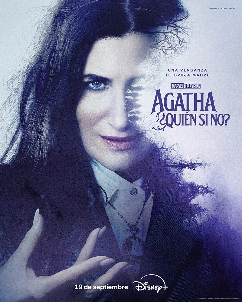 Cartel español de Agatha, ¿quién si no?: el rostro sonriente de Kathryn Hahn como Agatha Harkness, que por un lado se deshace en un bosque oscuro de tonos morados