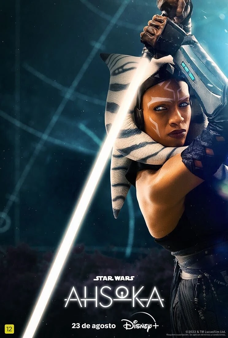 Cartel español de Ahsoka: Rosario Dawson como Ahsoka Tano, con la cara pintada, empuña en alto una espada láser blanca
