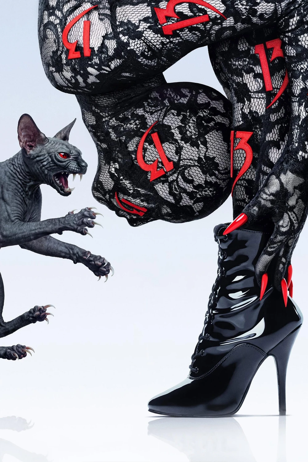 Arte de la temporada 13: una figura doblada vestida de encaje negro con el número 13 bordado en rojo, botas de charol de tacón y un gato esfinge que enseña los dientes