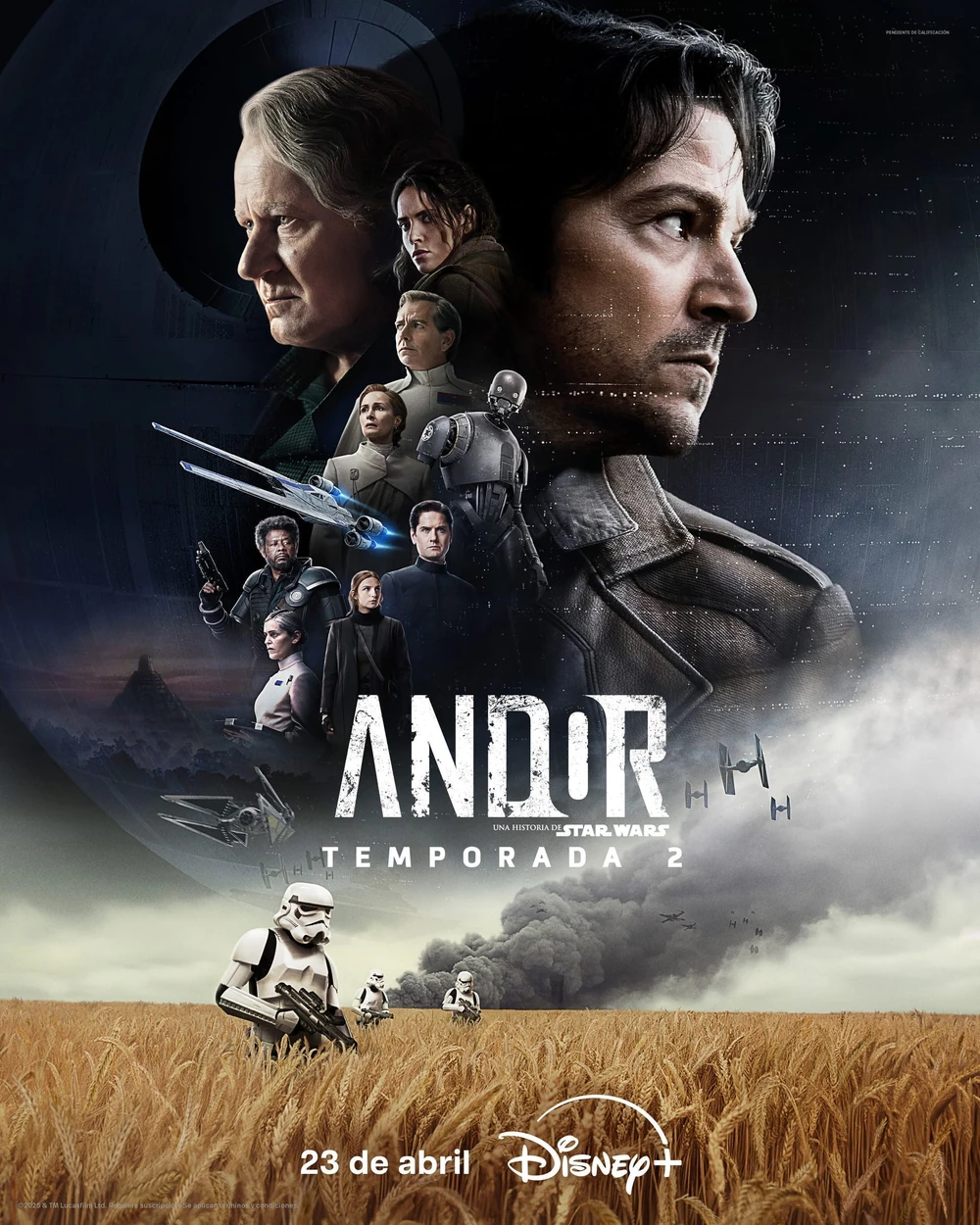 Cartel español de la segunda temporada de Andor: los rostros de Diego Luna y Stellan Skarsgård sobre la Estrella de la Muerte y el resto del reparto, con soldados imperiales en un campo de trigo y humo al fondo