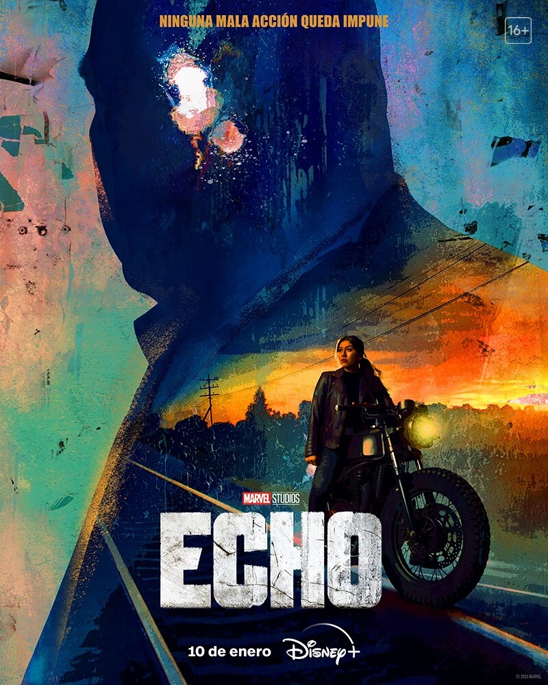 Cartel español de Echo: la gran silueta oscura de una cabeza calva sobre un fondo pintado en azules y naranjas y, debajo, Maya Lopez de pie junto a su moto en unas vías de tren al atardecer, con la frase «Ninguna mala acción queda impune»