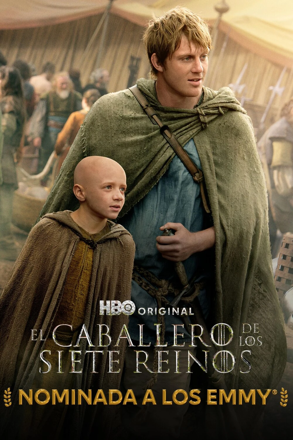 Cartel español de El caballero de los Siete Reinos: Peter Claffey como Dunk, alto y con capa verde, junto a Dexter Sol Ansell como Egg, un niño con la cabeza rapada, en un campamento de torneo