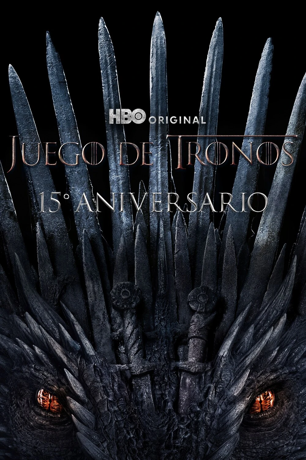 Cartel español de Juego de Tronos por su 15.º aniversario: el Trono de Hierro, hecho de espadas, sobre la cabeza de un dragón negro de ojos anaranjados, con el título en letras metálicas